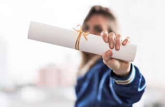 Person hält gerollte Urkunde