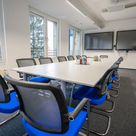 Moderner TUDIAS Seminarraum mit blauen Stühlen