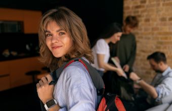 Lächelnde junge Frau mit Rucksack