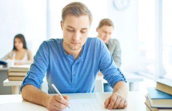 Student konzentriert sich auf Prüfung