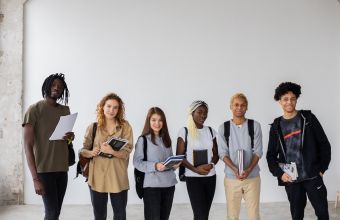 Sechs Studenten stehen lächelnd
